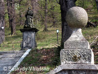 Socha u vstupu do obory